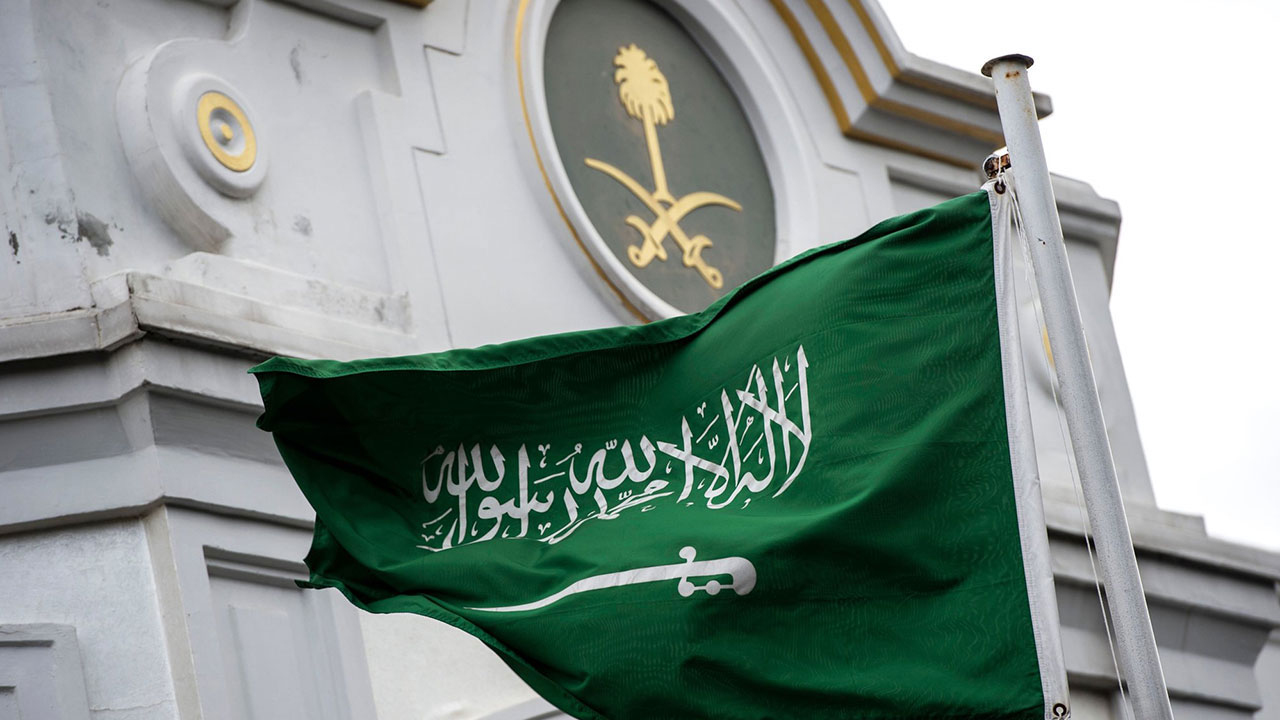 عقوبات خاصة بإسقاط أو إهانة العلم السعودي والتعدي علي الآثار
